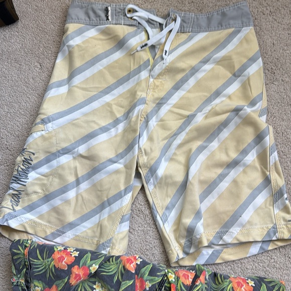 Lot of three board shorts, size 32 - Picture 3 of 3